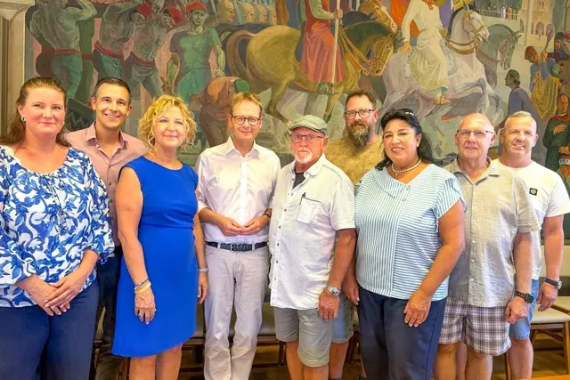 Bundestagsabgeordneter Dr. Thomas Gebhart (Vierter von links) traf sich im Rahmen seiner Sommertour mit den Bürgermeisterinnen und Bürgermeistern der Verbandsgemeinde Annweiler am Trifels. Im Mittelpunkt des Austauschs standen aktuelle Themen aus Bundes-, Landes- und Kommunalpolitik. | Foto: Verbandsgemeinde Annweiler