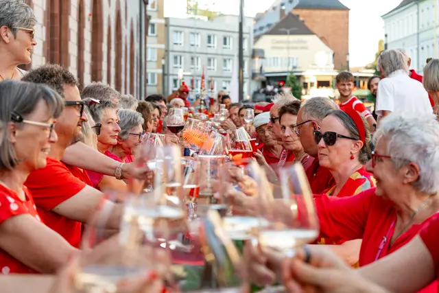 Feiern mitten in der Stadt: Zwischen Fruchthalle und Schillerplatz wurde die Innenstadt zur großen Festtafel. | Foto: Guerel Sahin/Peaks Agency/gratis