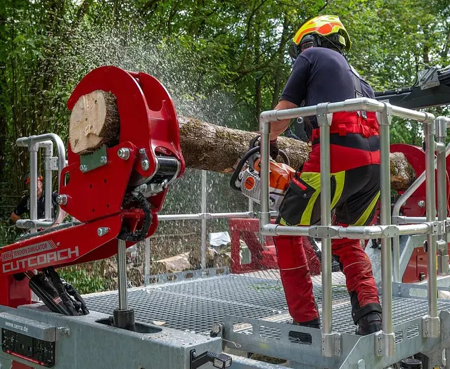 Beim Aufräumen nach Sturmschäden können Baumstämme unter Spannung gefährlich ausschlagen. Ein neues Trainingsgerät soll darauf vorbereiten. | Foto: Stadt Karlsruhe