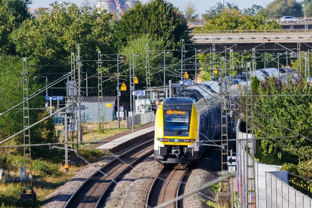 Ein Ersatzverkehr ist eingerichtet. | Foto: Philipp von Ditfurth/dpa