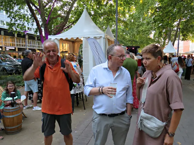 Minir Sadiku wartete auf Selfie mit OB Klaus Blettner | Foto: Brigitte Melder