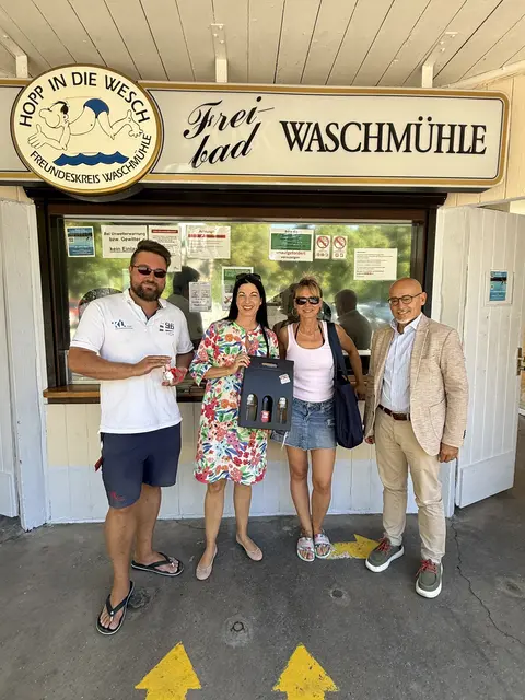 Alicia Zgraja (Zweite von rechts) war die 75.000. Besucherin der Waschmühle (Zweite von rechts) und durfte sich über eine Saisonkarte und ein Jubiläums-Weinpaket freuen. Auf dem Foto sind außerdem der stellvertretende Badleiter Jan Frenz (v. l. n. r.), Beigeordnete Anja Pfeiffer und Referatsleiter Ludwig Steiner zu sehen | Foto: Stadt KL/gratis