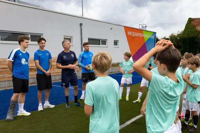 Trainer Ingo Paulsen und sein Team erklären den Kindern die nächste Übung. | Foto: Anpfiff ins Leben