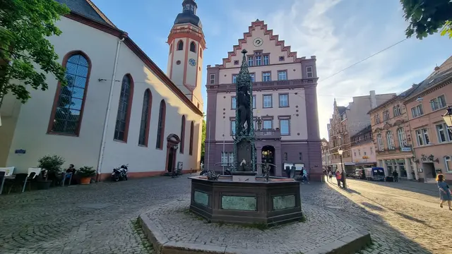 Der "Liebesbrunnen" auf dem Durlacher Marktplatz; die gusseiserne Form geht ins 19.Jahrhundert zurück | Foto: www.jowapress.de