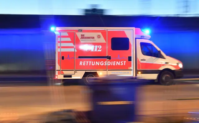 Trotz Wiederbelebungsversuchen stirbt die Rollerfahrerin am Unfallort. (Symbolbild) | Foto: Boris Roessler/dpa