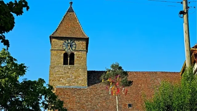 Kirchturm und Kerwebaum in trauter Zweisamkeit.  | Foto: OV Gimmeldingen