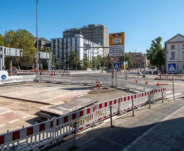 Wer abends noch durch die Kriegsstraße unterwegs ist, muss in der Sperrnacht einen Umweg einplanen. | Foto: Stadt Karlsruhe, Presse- und Informationsamt, Boris Burghardt