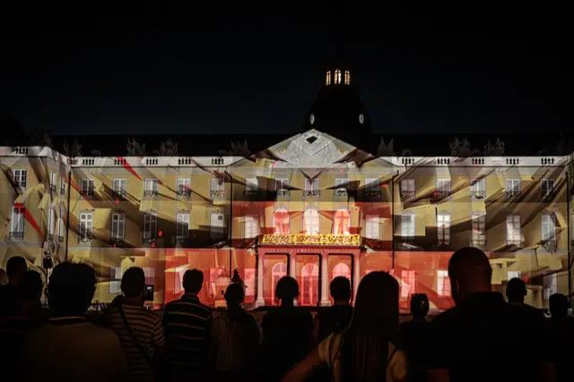 Bis zum 13. September wird das Karlsruher Schloss jeden Abend zur Projektionsfläche. Das Programm reicht von internationalen Projection-Mappings bis zu weiteren Medienkunstwerken und Installationen in der Innenstadt. | Foto: Paul Needham