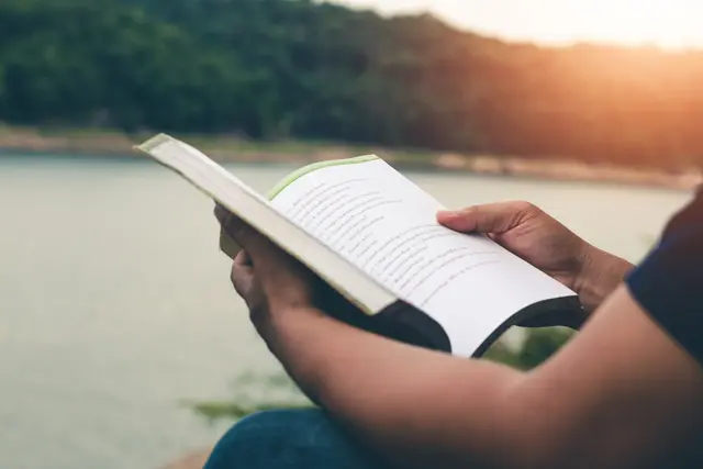 Der Lesekreis des Projekts „Buch tut gut“ trifft sich am Donnerstag, 10. September 2026, um 18 Uhr im Alten Schulhaus in Maximiliansau. | Foto: r_tee/stock.adobe.com