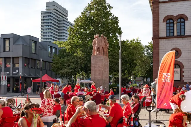 Ein Meer aus Rot: Mehrere hundert Gäste feierten beim Diner en Rouge das 750-jährige Stadtjubiläum von Kaiserslautern | Foto: Guerel Sahin/Peaks Agency/gratis
