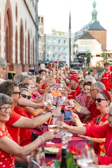 Gemeinsam genießen: Essen, Getränke und Dekoration brachten die Gäste zum Dîner en Rouge vielfach selbst mit | Foto: Guerel Sahin/Peaks Agency/gratis