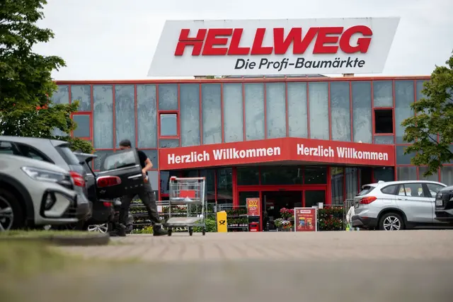 Die Baumarktkette Hellweg und die Tochtergesellschaft BayWa Bau- und Gartenmärkte hatten im Juni Insolvenz in Eigenverwaltung angemeldet. Laut Sanierungsgeschäfsführung werden viele Filialen wohl bleiben, nicht aber die Zentralen in Dortmund und Garching. (Archivbild) | Foto: Fabian Strauch/dpa