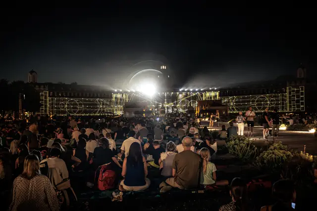 Bis zum 13. September wird das Karlsruher Schloss jeden Abend zur Projektionsfläche. Das Programm reicht von internationalen Projection-Mappings bis zu weiteren Medienkunstwerken und Installationen in der Innenstadt. | Foto: Paul Needham