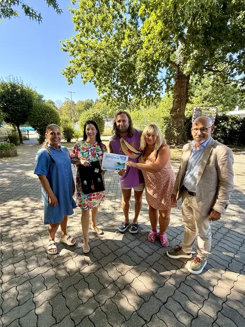 Im Warmfreibad wurde Vitalij Hristoforov (Mitte, rechts davon seine Partnerin) als 75.000. Besucher im Jubiläumsjahr überrascht. Das Foto zeigt Kassiererin Gabriele Christmann (v.l.n.r.), Beigeordnete Anja Pfeiffer und Referatsleiter Ludwig Steiner  | Foto: Stadt KL/gratis
