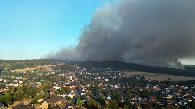 Waldbrände kommen auch in Deutschland regelmäßig vor. Der Überblick zeigt, welche Versicherungen bei Waldbrandschäden und bei verursachten Schäden typischerweise greifen. | Foto: © picture alliance / dpa / Federico Gambarini