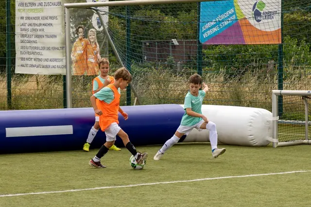 Beim Spiel auf engem Raum messen sich die Kinder im direkten Duell. | Foto: Anpfiff ins Leben