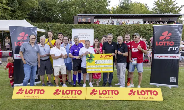 Die Lotto-Elf spielte in Steinwenden für den guten Zweck und sammelte 20.000 Euro für Hospiz und Bürgerbus. | Foto: Kreisverwaltung Kaiserslautern