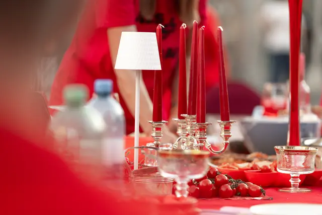 Die Farbe Rot bestimmte beim Dîner en Rouge Kleidung, Dekoration und das gesamte Erscheinungsbild des Abends | Foto: Guerel Sahin/Peaks Agency/gratis