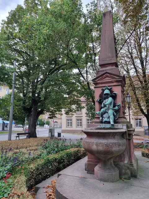 Der Hengstbrunnen auf dem Durlacher Hengstplatz wurde 1896 aus rotem Sandstein errichtet, ehrt Christian Hengst (1804–1883), den Gründer der ersten deutschen Freiwilligen Feuerwehr | Foto: www.jowapress.de
