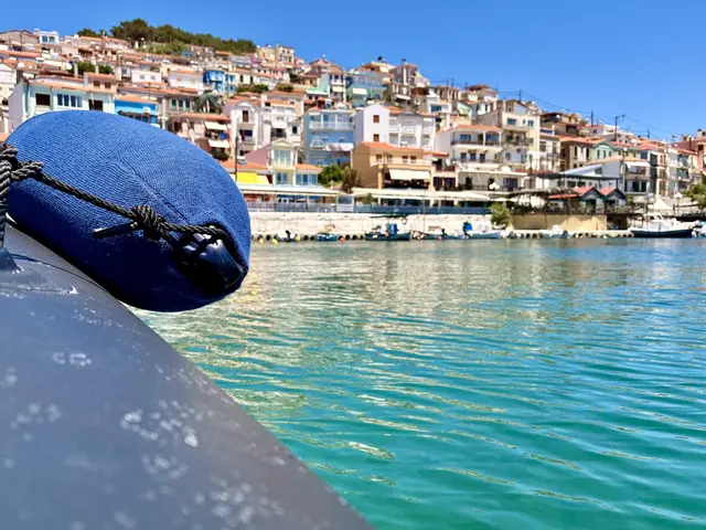Am festgeknoteten Tauwerk des Fenders verweilt der Blick, ehe er zu den Hängen von Plomari wandert, dem zweitgrößten Ort auf Lesbos: Villen wohlhabender Tabak- und Seifenhändler aus dem 19. Jahrhundert staffeln sich in warmen Pastelltönen den Berg hinauf, über einem Hafen, der als eine der Wiegen des griechischen Ouzo gilt. Seit 1894 wird dort in der Plomari Ouzo Distillery Isidoros Arvanitis die Anisspirituose nach überlieferter Rezeptur destilliert, zweifach gebrannt in 18 kleinen Kupferkesseln und mit Anis, Quellwasser sowie weiteren Kräutern und Gewürzen verfeinert. Von hier brechen kleine Boote auf zu einer Küste, deren eigentliche Schönheit sich erst vom Wasser aus zeigt.
 | Foto: Daniel J. Basler