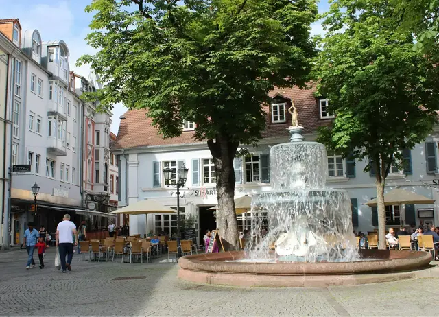 Auf mehreren Plätzen in der Lautrer Innenstadt sorgen Winzer, Gastronomen und Musiker bei "Wein &amp; Musik" für ein genussvolles Wochenende | Foto: Monika Klein