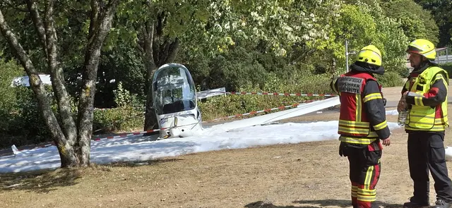 Ein Ultraleichtflugzeug ist beim Flugplatzfest in Bexbach im Anflug von einer Windböe erfasst worden und in der Parkanlage „Blumengarten“ verunglückt. Pilot und Insassin wurden leicht verletzt, das Flugzeug erheblich beschädigt. | Foto: Daniel Heintz