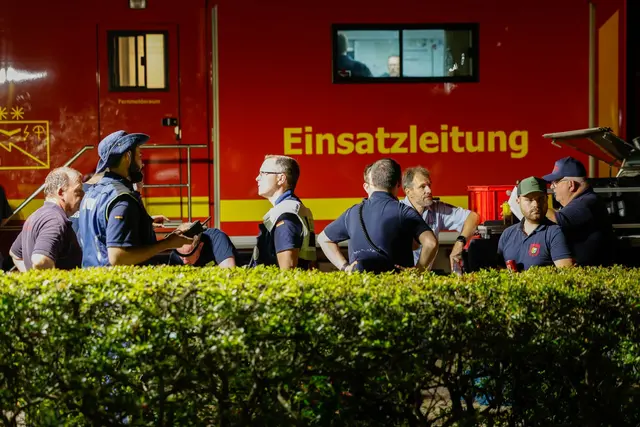 Wegen des Rauchs musste die Einsatzzentrale verlegt werden.  | Foto: Thomas Banneyer/dpa