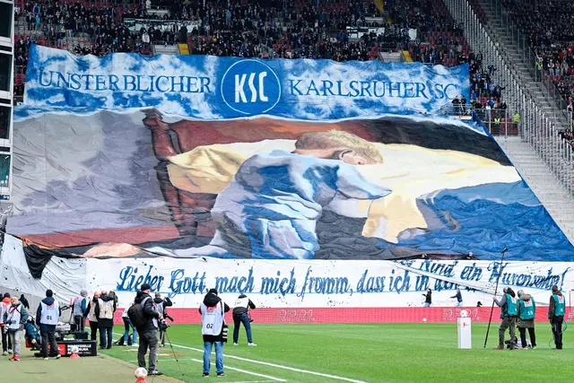 Beten, dass alles gut geht: Wenn FCK und KSC aufeinandertreffen, ist das ein Hochrisikospiel. (Archivbild) | Foto: Uwe Anspach/dpa