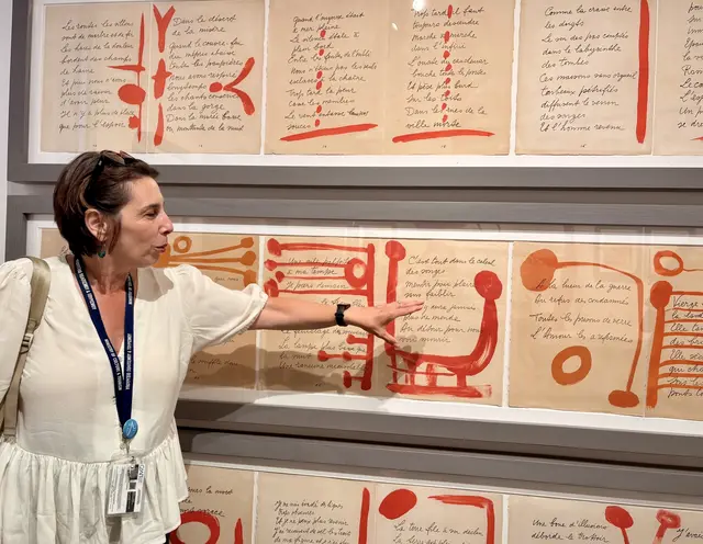 In den lichten Räumen des Museums Stratis Eleftheriadis Tériade in Varia, wenige Kilometer südlich von Mytilini, führt die einheimische Kulturvermittlerin Ismini Mamouni die Besucher ein in die Lithografien, mit denen Picasso 1948 Pierre Reverdys dreiundvierzig Gedichte umspielte – Verse, die der Dichter selbst als Widerhall der Wirrnisse des Zweiten Weltkriegs verfasst hatte. Auf jede gegenständliche Darstellung verzichtend, legte er arabeskenhafte, blutrote Linien wie eine moderne, abstrakte Buchmalerei über die Handschrift des Dichters, erschienen in einer auf 270 nummerierte und persönlich signierte Exemplare begrenzten Auflage. So entfaltet sich ein leises kalligrafisches Zwiegespräch, wie es der aus Lesbos stammende Verleger Stratis Eleftheriadis, weltbekannt als Tériade, in seinen Pariser Jahren mit Matisse, Chagall und Miró zu einer eigenen Kunstform reifen ließ, ehe er 1979 dieses Haus als Vermächtnis seines Lebenswerks begründete. Hefte der Zeitschrift Verve und die großen illustrierten Bücher fügen sich hier zu einem Ganzen – unweit des Hauses, das er fünfzehn Jahre zuvor seinem Landsmann, dem Maler Theophilos, widmete, auf dass sich in Varia die große Kunst Europas und die bodenständige Herkunft der Insel in einer behutsamen, über die Zeiten hinweg geführten Korrespondenz begegnen.
 | Foto: Daniel J. Basler