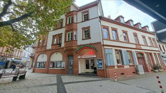 Erstmals dabei ist das Unionsviertel: Bei "Wein &amp; Musik" wird die Rundbank vor dem Union-Kino zur Bühne und Aktionsfläche | Foto: Monika Klein