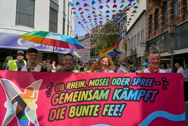 Auch Politiker beteiligten sich am Christopher Street Day in Koblenz. | Foto: Sascha Ditscher/dpa