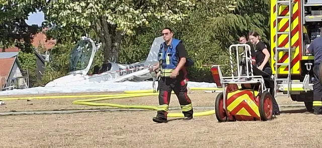 Ein Ultraleichtflugzeug ist beim Flugplatzfest in Bexbach im Anflug von einer Windböe erfasst worden und in der Parkanlage „Blumengarten“ verunglückt. Pilot und Insassin wurden leicht verletzt, das Flugzeug erheblich beschädigt. | Foto: Daniel Heintz
