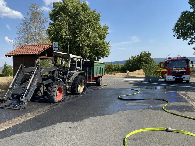Ein Traktor ist auf der L143 zwischen Heddert und Schillingen am Samstag in Vollbrand geraten. Die Feuerwehr löschte das Fahrzeug, die Straße blieb während der Bergung voll gesperrt. | Foto: Polizeidirektion Trier