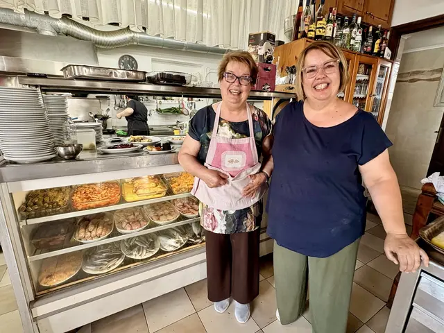 Vor der reich bestückten Vitrine des Women's Cooperative of Petra im kleinen Fischerort an der Nordküste von Lesbos, dessen Fenster den Blick unmittelbar auf die Ägäis freigeben, stehen Magda Chioti (Gründerin der Kooperative) und ihre Tochter Eleni (heutige Vorsitzende) – zwei von inzwischen fünfzehn Frauen, die sich 1983 zur ersten Frauengenossenschaft Griechenlands zusammenschlossen. Wer hier Platz nimmt, isst nicht nur, was die Insel seit Generationen auf ihre eigene, unverstellte Weise zubereitet; er erfährt, kaum ist der erste Bissen genommen, etwas vom eigentlichen Wesen von Lesbos: ein stilles Einverständnis zwischen kulinarischer Überlieferung, weiblicher Behauptung und einer Gastfreundschaft, so beständig und selbstverständlich wie die Wellen, die drunten gegen die Kaimauer des Hafens schlagen.
 | Foto: Daniel J. Basler