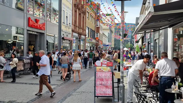 In der Fackelstraße drangen Täter in der Nacht auf Freitag durch den Hintereingang in ein Geschäft ein. Die Tür wurde mit erheblicher Gewalt aufgehebelt. | Foto: Ralf Vester