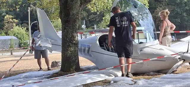 Ein Ultraleichtflugzeug ist beim Flugplatzfest in Bexbach im Anflug von einer Windböe erfasst worden und in der Parkanlage „Blumengarten“ verunglückt. Pilot und Insassin wurden leicht verletzt, das Flugzeug erheblich beschädigt. | Foto: Daniel Heintz