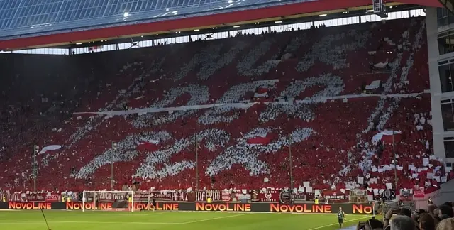Die FCK-Fans in der Westkurve hatten zum Heimspiel-Auftakt gegen den KSC eine Wechsel-Choreo vorbereitet | Foto: Ralf Vester