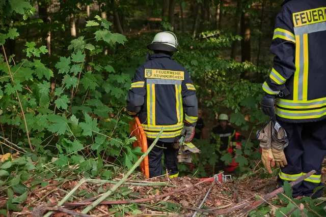Nach einem Unfall in der Neunkircher Zoostraße stürzte ein Auto eine Böschung hinab. Eine 89-jährige Beifahrerin wurde schwerst verletzt und von der Feuerwehr aufwendig gerettet | Foto: Christopher Benkert/Feuerwehr Neunkirchen
