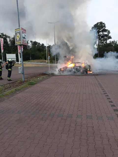 Ein Elektroauto ist in Speyer während des Ladevorgangs an einer Ladesäule in Brand geraten. Die Feuerwehr kühlte die Hochvoltbatterie über längere Zeit, verletzt wurde niemand. | Foto: Brand- und Katastrophenschutz der Stadt Speyer