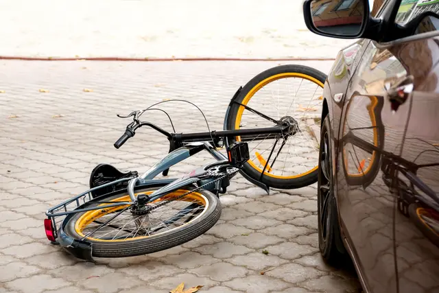 Nach einem Unfall zwischen einem Auto und einer Fahrradfahrerin in Neustadt an der Weinstraße musste die Frau mit leichten Verletzungen ins Krankenhaus. Laut Polizei übersah der Autofahrer die Radfahrerin beim Abbiegen in die Karolinenstraße. (Symbolbild) | Foto: Pixel-Shot/stock.adobe.com