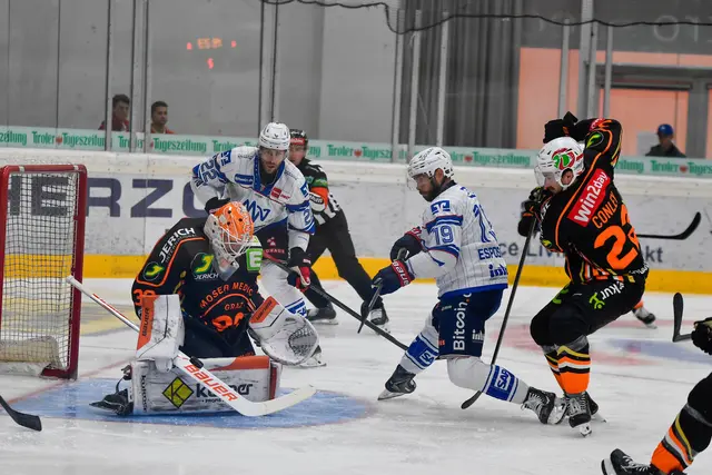 Luke Esposito scheitert im zweiten Testspiel an Graz99ers Torhüter Nicolas Wieser. | Foto: Kurz/PIX-Sportfotos