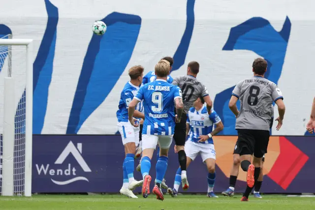 Waldhof-Stürmer Julian Ulbricht (Nr. 10) köpft in Rostock zum 0:1 (7.) ein. | Foto: Bongarts/PIX-Sportfotos