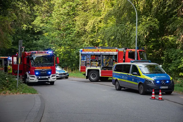 Nach einem Unfall in der Neunkircher Zoostraße stürzte ein Auto eine Böschung hinab. Eine 89-jährige Beifahrerin wurde schwerst verletzt und von der Feuerwehr aufwendig gerettet. | Foto: Christopher Benkert/Feuerwehr Neunkirchen