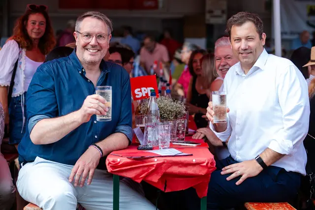 SPD-Vize Schweitzer rief die Sozialdemokraten mit Lars Klingbeil zusammen auf, sich gegen den Frust zu stemmen.  | Foto: Laszlo Pinter/dpa