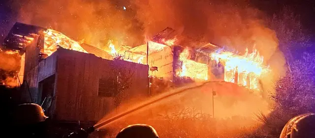 Nachts brannte ein Wohnhaus in Pirmasens-Niedersimten vollständig aus. Die Feuerwehr verhinderte ein Übergreifen auf den Wald, das Gebäude ist unbewohnbar, der Schaden liegt wohl im sechsstelligen Bereich. | Foto: Polizeidirektion Pirmasens
