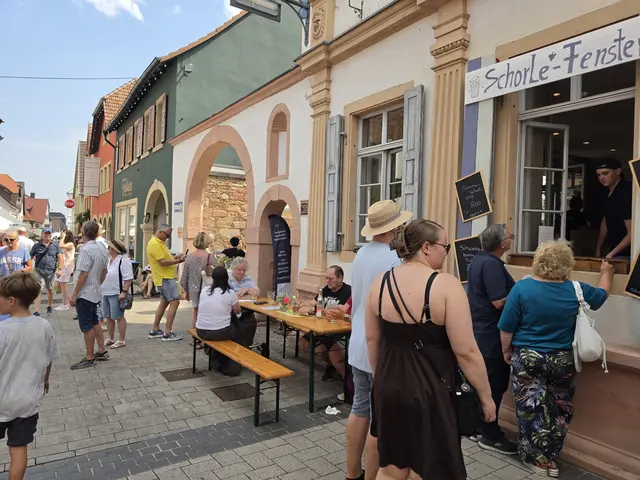 Bei einem Glas Pfälzer Wein und regionalen Spezialitäten ließ sich die Gartenmarkt-Atmosphäre genießen. | Foto: Eva Bender