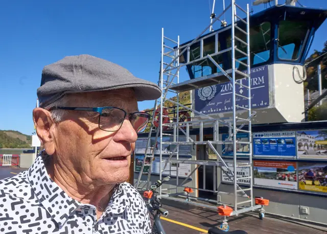 Heinz-Dieter Kimpel hat 25 Jahre lang die Fähre Kaub gesteuert. Rhein-Niedrigwasser so früh im Jahr hat er nach eigenen Worten noch nie erlebt. Die nun von seinem Sohn Andre Kimpel betriebene Fähre sitzt mangels ausreichender Pegelstände fest und wird währenddessen saniert.   | Foto: Thomas Frey/dpa
