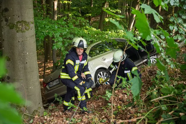 Nach einem Unfall in der Neunkircher Zoostraße stürzte ein Auto eine Böschung hinab. Eine 89-jährige Beifahrerin wurde schwerst verletzt und von der Feuerwehr aufwendig gerettet | Foto: Christopher Benkert/Feuerwehr Neunkirchen