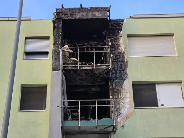 In einem Mehrfamilienhaus in Neustadt ist am Mittwoch ein Brand in einer Wohnung ausgebrochen. Das Feuer beschädigte mindestens eine weitere Wohnung, zwei Wohnungen sind unbewohnbar. | Foto: Eva Bender