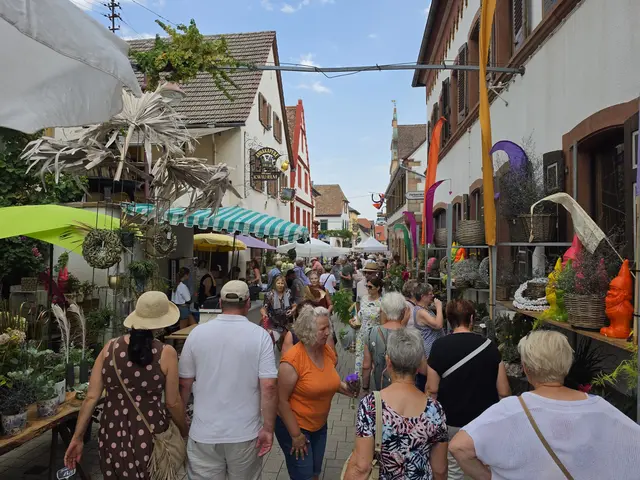 Trotz hochsommerlicher Temperaturen zog es zahlreiche Besucher zum Pfälzer Gartenmarkt nach Maikammer. | Foto: Eva Bender